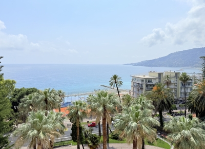 Attico in una prestigiosa residenza dotata di parco privato e piscina coperta riscaldata