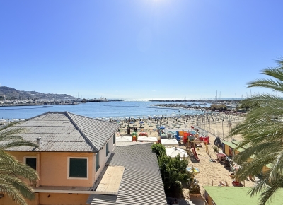 Appartamento con terrazzo direttamente sulla spiaggia compresa tra i 2 porti della città e la pista ciclopedonale