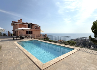 Prestigiosa villa con piscina e vista mare mozzafiato