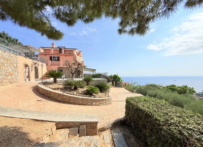 Prestigiosa villa con piscina e vista mare mozzafiato
