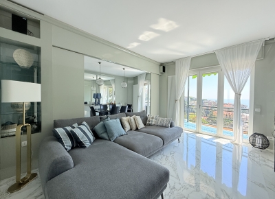 Appartamento ristrutturato con ampi spazi interni e godibile terrazza con vista mare