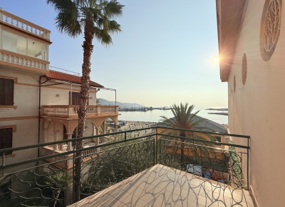 Bilocale con terrazzo e balcone direttamente sulla spiaggia compresa tra i 2 porti della città 