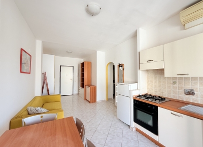 Luminoso bilocale con terrazzo in condominio signorile 