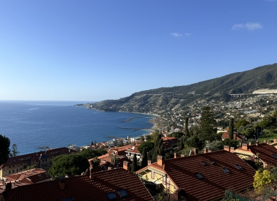 Appartamento su due livelli in complesso residenziale con piscina