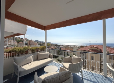 Trilocale appena ristrutturato con terrazza e vista mare