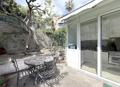 Appartamento con terrazzo e vista mare in contesto tranquillo e riservato