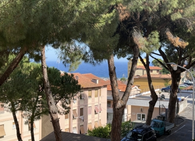 Trilocale con balcone e parziale vista mare in zona Baragallo