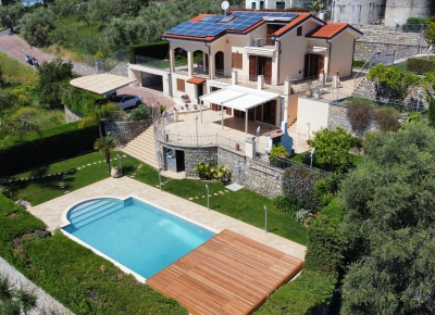 Splendida villa immersa nel verde con piscina e vista mare