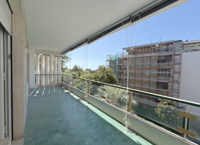 Luminoso trilocale con ampio terrazzo immerso nel verde