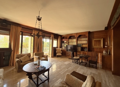Ampio appartamento in elegante condominio immerso nel verde