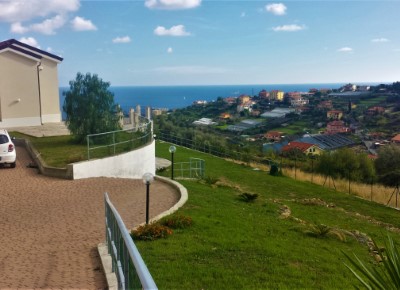 Splendida villa su 3 livelli collinare