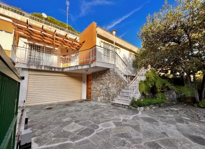 Casa semindipendente con giardino e box auto