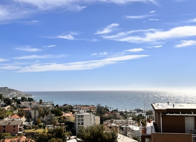 Luminoso appartamento alle spalle di Portosole con due godibili terrazze e vista mare
