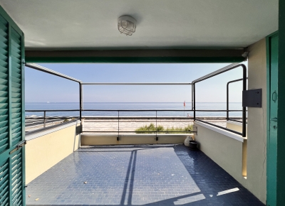 Luminoso monolocale fronte mare con terrazzo