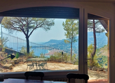 Incantevole villa in zona La Mortola con affaccio sulla costa francese e il porto di Mentone